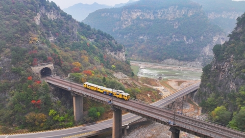 6圖為11月5日,一臺搗固車在磨灘站至盤古寺站區(qū)間一座大橋處進行線路搗固作業(yè)。 (2)_副本.jpg