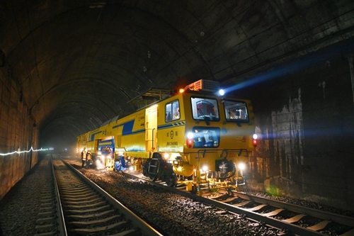 7圖為11月5日,一輛DWL-48K型線路搗固車在隧道進行搗固作業(yè)。_副本.jpg