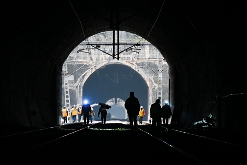 12圖為11月5日,作業(yè)人員在隧道口進行線路整治。_副本.jpg